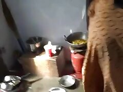 جوجه همه چیز را با یک نگاه می فهمد و استیکر سکسی خارجی سپس به صورت دوستانه به یک دوست خدمت می کند و سپس با بیدمشک روی آلت تناسلی خود می نشیند